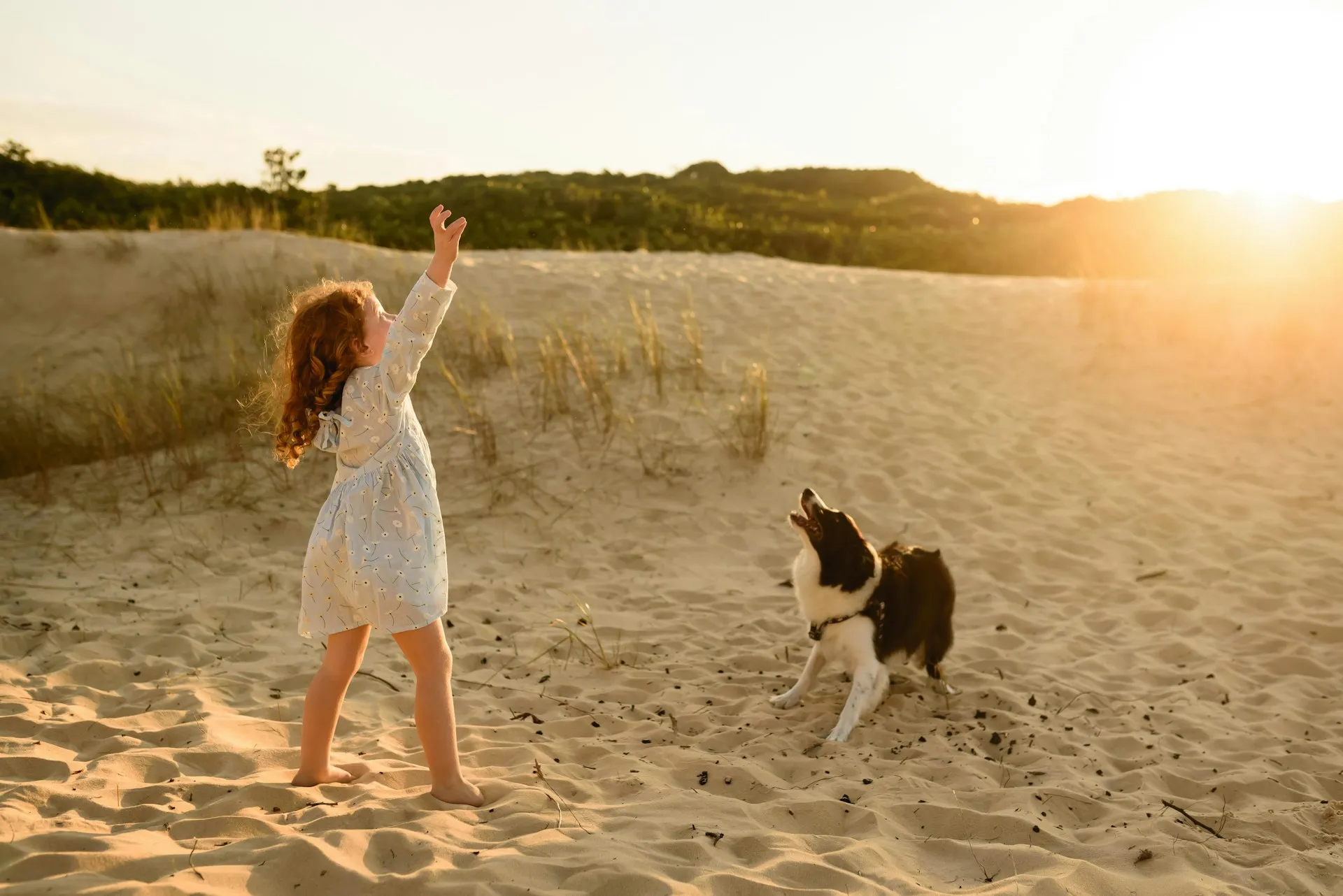 bambina e cane giocano spiaggia sardegna